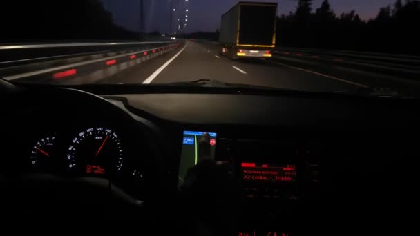 Traffico notturno con cruscotto auto — Video Stock