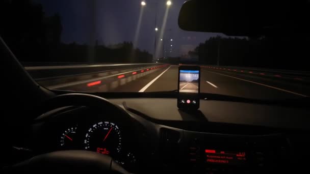 車のダッシュ ボードと夜のトラフィック — ストック動画