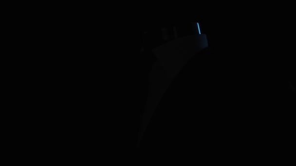 Rayo de luz deslizándose sobre un traje de hombre — Vídeos de Stock