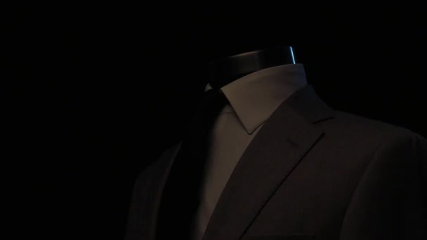 Stråle av ljus glidande på en mans kostym — Stockvideo