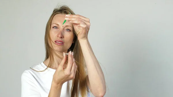 Молодая белокурая белая женщина с контактными линзами — стоковое фото