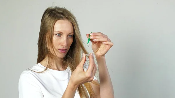 Young blonde caucasian woman with contact lense — Stock Photo, Image