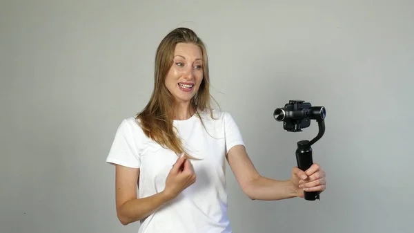 Fasion Bloggerin macht Videoblog, vlog, mit ihrer Digitalkamera — Stockfoto