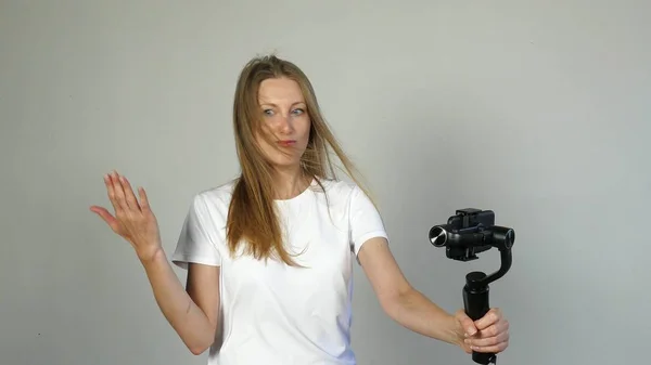 Fasion blogger zrobić wideo blog, vlog, jej aparatem cyfrowym — Zdjęcie stockowe