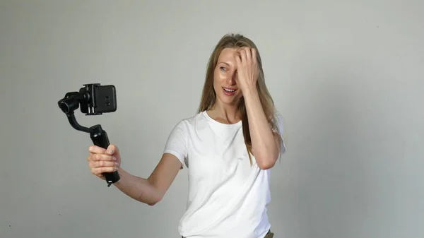 Fasion blogger hacer video blog, vlog, con su cámara digital — Foto de Stock