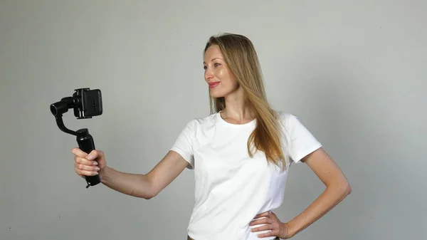 Fasion blogger maakt video blog, vlog, met haar digitale camera — Stockfoto