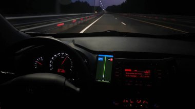 Araba Pano ile gece trafik