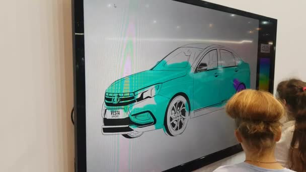 Una chica pinta un coche en una pizarra interactiva — Vídeos de Stock