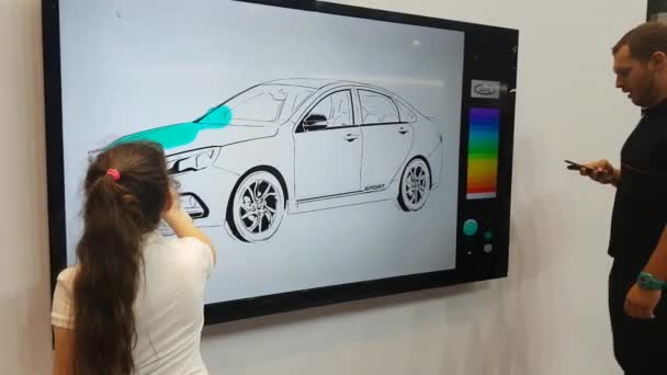 İnteraktif beyaz tahta üzerinde bir araba bir kız boyalar — Stok video