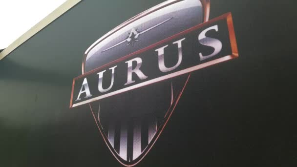 Gloednieuwe Aurus-logo op de muur — Stockvideo