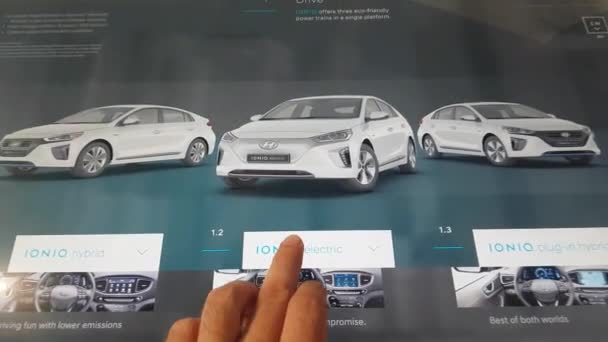 Stoisko elektronicznych prezentacji reklam pojazd elektryczny — Wideo stockowe