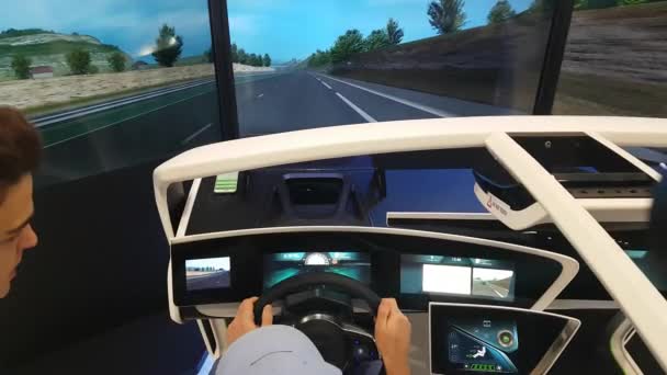 Pessoas em instrutor de motoristas de quadro branco interativo — Vídeo de Stock