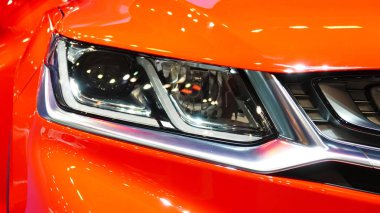 Arabanın ön ışığı..