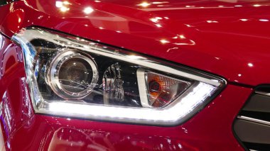Arabanın ön ışığı..