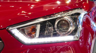 Arabanın ön ışığı..