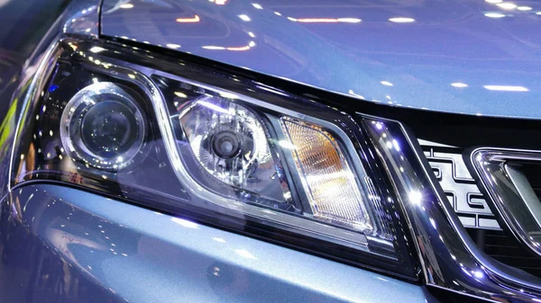 Arabanın ön ışığı..