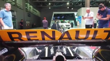 Renault f1 rs 18 araba göster