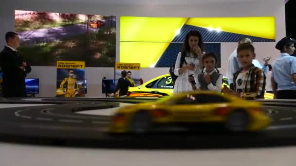 Гоночные автомобили для детей на выставочном стенде — стоковое видео