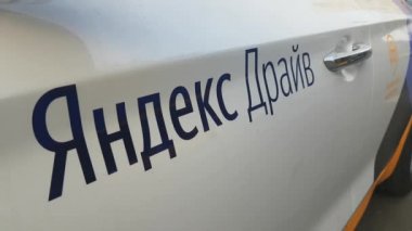 Yandex.Drive Carshering araba Moskova sokakta. Eylül 04, 2018 Moskova, Rusya Federasyonu