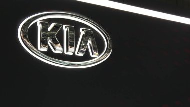 Yakın çekim Kia logosu