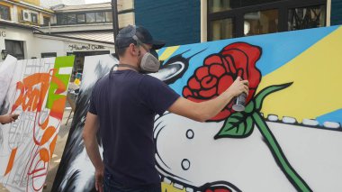 İnsanlar etiketleme duvar grafiti ile