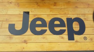 Ahşap zemin üzerinde Jeep logosu