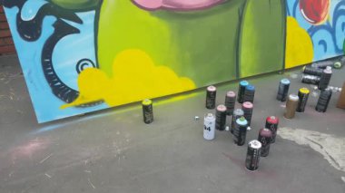 İnsanlar etiketleme duvar grafiti ile