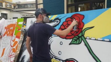 İnsanlar etiketleme duvar grafiti ile