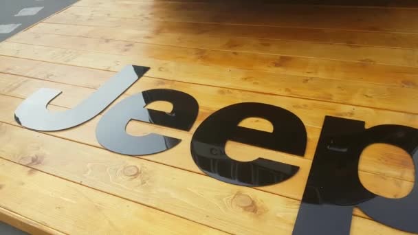 Jeep-Logo auf Holzboden — Stockvideo