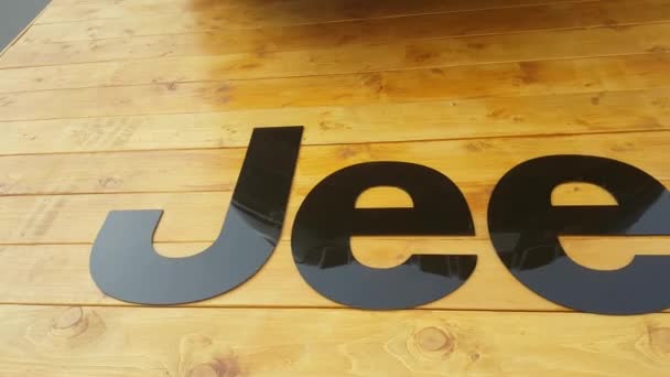 Logo Jeep na drewnianej podłodze — Wideo stockowe