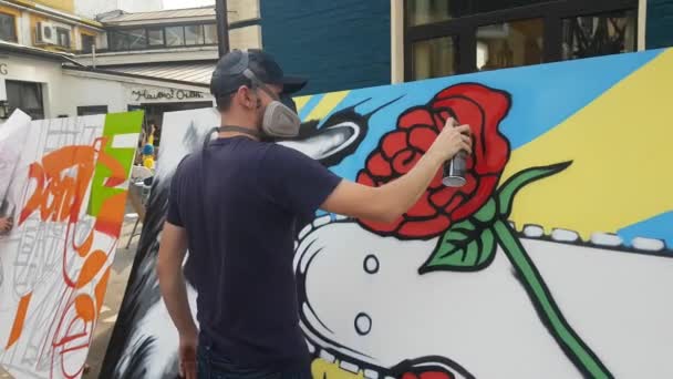 Mensen tagging muur met Graffiti — Stockvideo