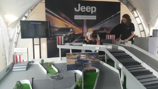 Развлекательный стенд компании Jeep — стоковое видео