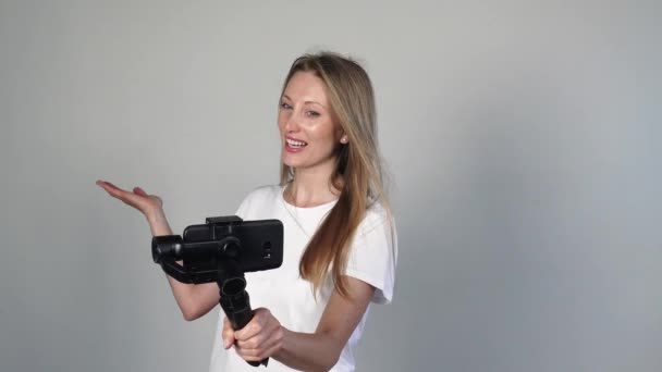 Fasion blogger maakt video blog, vlog, met haar digitale camera — Stockvideo