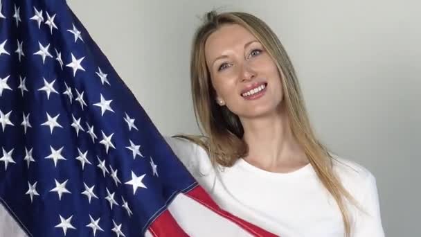 Žena nás vlajka je v The ruce z A geniální blondýna. — Stock video