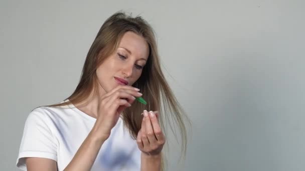 Mladá žena s kontaktní čočkou — Stock video
