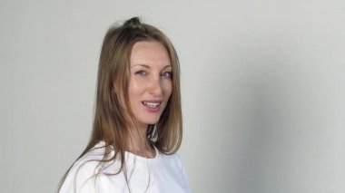 Sarışın döner ve göz kırpmalar