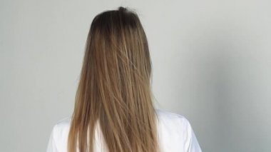 Sarışın döner ve göz kırpmalar