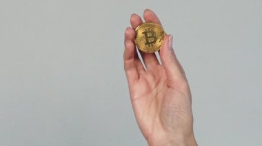 Bitcoin tutan kadın