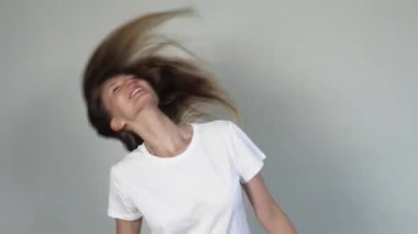 Uzun saç uçan ile neşeli kız dansları