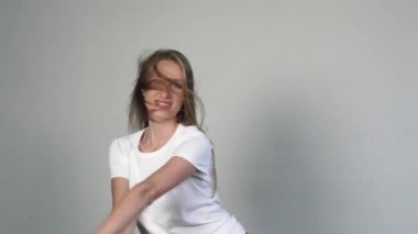 Uzun saç uçan ile neşeli kız dansları