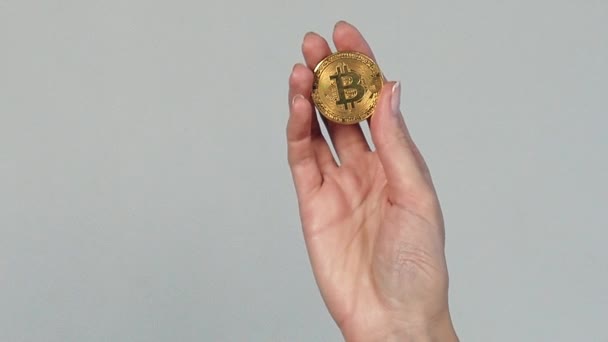 Жінка тримає Bitcoin — стокове відео