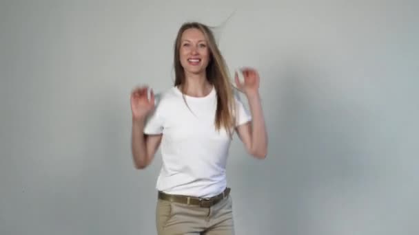 Glad tjej dansar med flyger långt hår — Stockvideo
