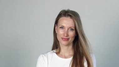 Uzun saç uçan ile çekici kız