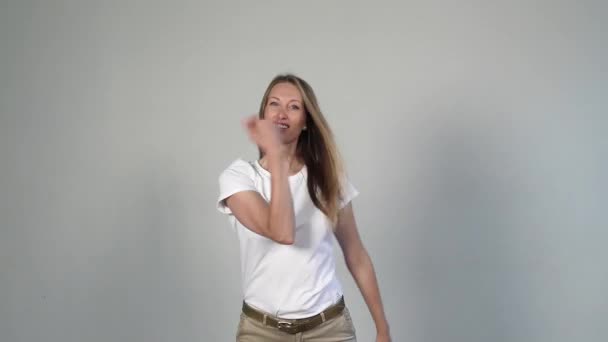 Радостная девушка танцует с длинными волосами — стоковое видео