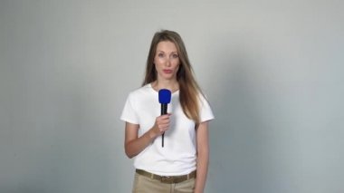 Mikrofonla Konuşan Genç Güzel Kadın.