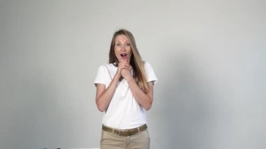 Mütevazı gülen kız