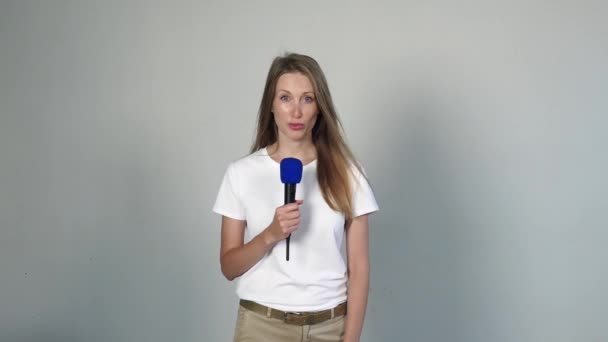 Jeune jolie femme parlant avec microphone. — Video