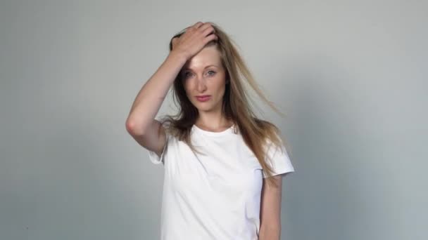 A lány a kamera előtt flörtöl — Stock videók