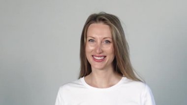 Kız kamera önünde flört.