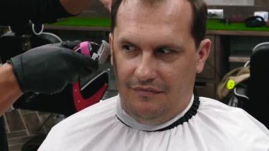 Berber dükkanı. Şık erkek kuaför bir saç kesimi yapan.